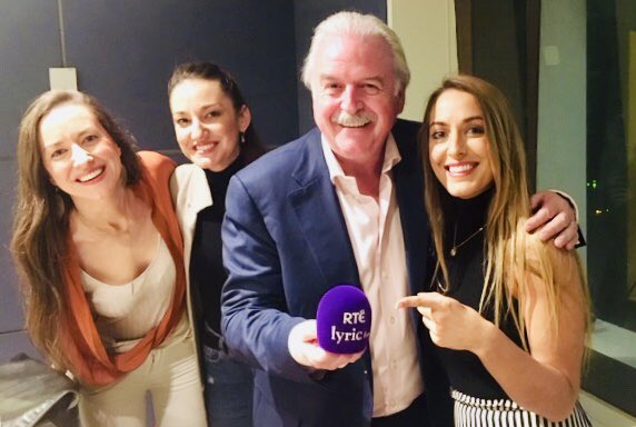 Great fun with the singing sisters ⁦<a href="/RTElyricfm/">RTÉ lyric fm</a>⁩ this morning ahead of #BurtBacharach celebration concert ⁦<a href="/NCH_Music/">National Concert Hall</a>⁩ this Saturday