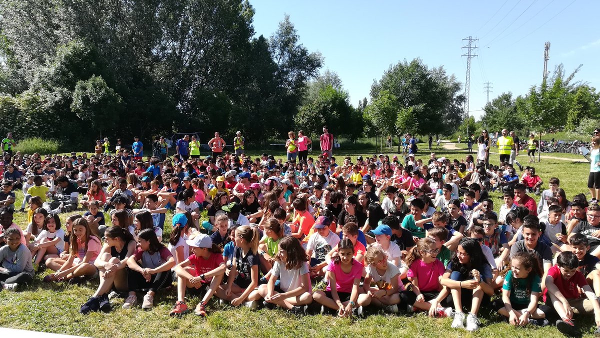 vic_mediambient's tweet photo. 21a bicicletada/caminada del #DiaMundialdelMediAmbient a Vic.
10 escoles i més de 500 alumnes de la #xesvic participen pedalant o caminant fins al Gurri https://t.co/KyRqR5wHa9