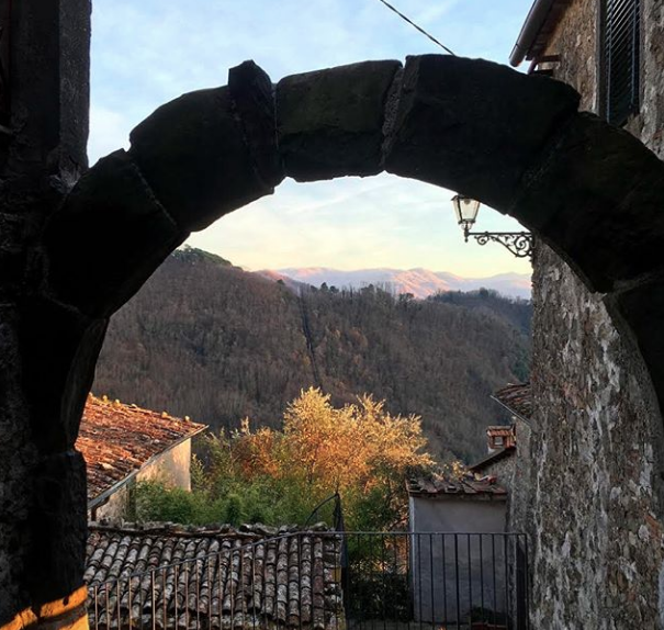 SFenysia's tweet photo. Fenysia va in trasferta tra le montagne della Garfagnana per due giorni dedicati alla poesia
Arriva Buongiorno poesia: un weekend di laboratori, letture e approfondimenti con @AlbaDonati e @giuu_martini tra antichi eremi e boschi, nel borgo di Lucignana🌾

https://t.co/RHte59NSA5 https://t.co/9GVbX1EYwl