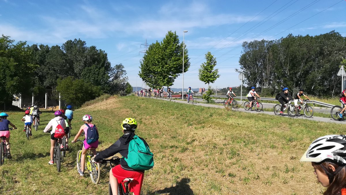 vic_mediambient's tweet photo. 21a bicicletada/caminada del #DiaMundialdelMediAmbient a Vic.
10 escoles i més de 500 alumnes de la #xesvic participen pedalant o caminant fins al Gurri https://t.co/KyRqR5wHa9