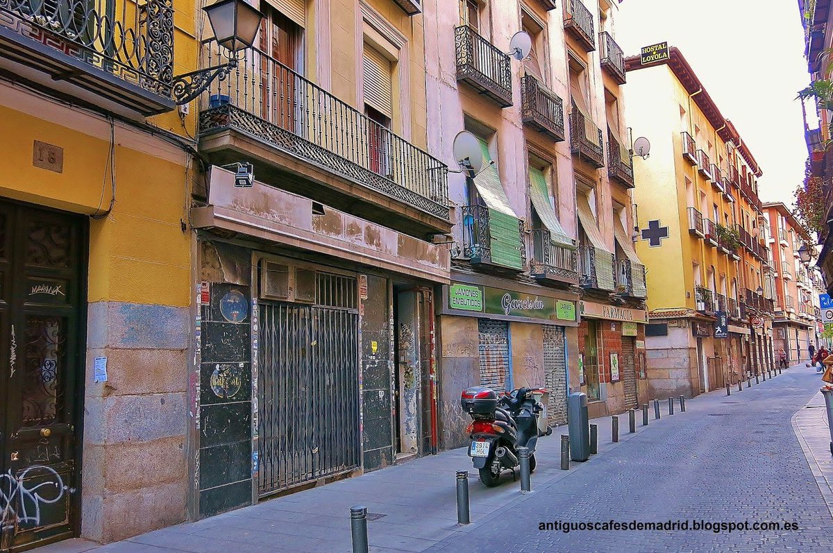 antiguoscafes's tweet photo. Uno de los lugares frecuentados en #Madrid por #FedericoGarciaLorca y la #Generaciondel27 estuvo en #Malasaña y se llamaba Casa Pascual, en el nº16 de la #calleLuna. Podéis leer su historia aquí 👉https://t.co/8Osme2PRR2 👍(Hoy es una tienda de #comics). ☕️ https://t.co/zRkqd0fE9U