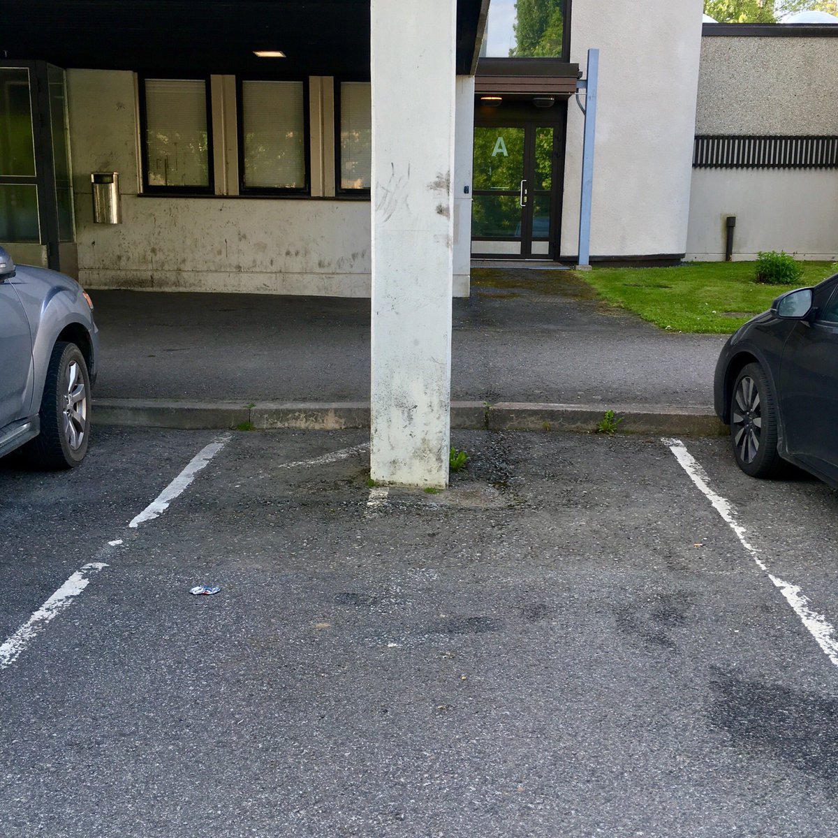 niemisensami's tweet photo. Tästä talosta en haluaisi tolppapaikkaa. https://t.co/cLhive03kR