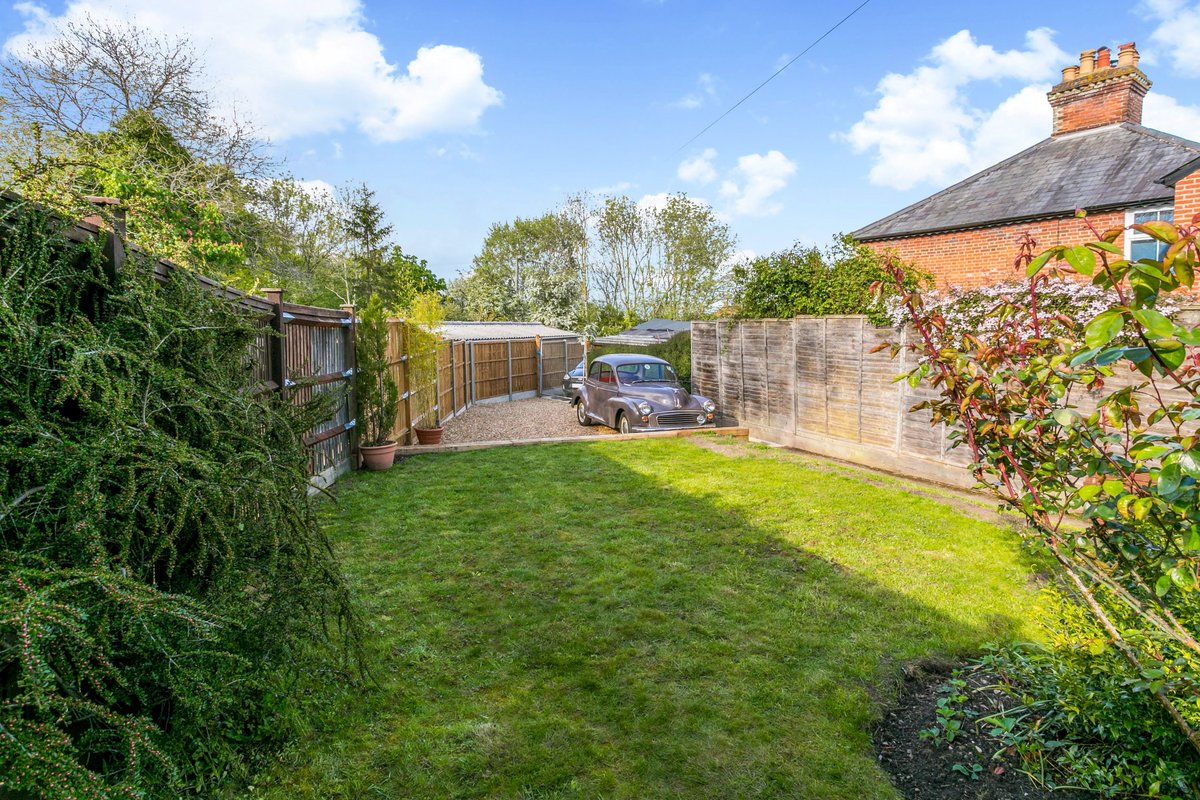 Two Bedroom Period Terraced Cottage within Lane End village - Guide Price £399,000.
hamptons.co.uk/index.asp?spid…
📞 Contact, Marlow Sales - 01628 485234 for further information and to arrange a viewing appointment.