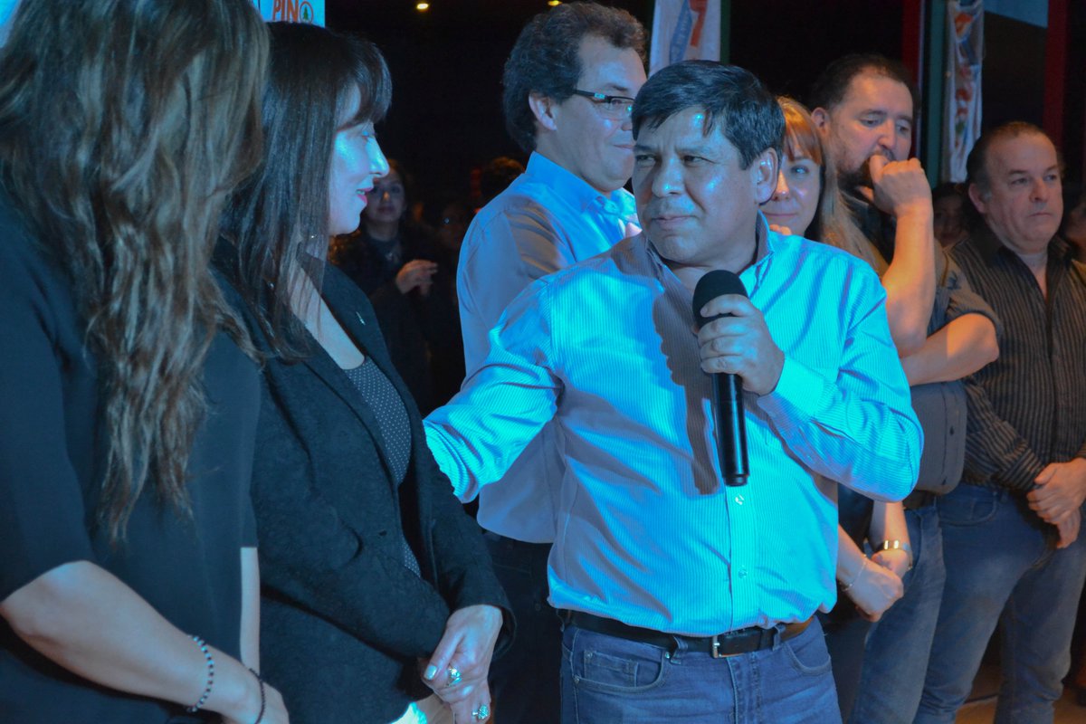 Pino_Ush's tweet photo. Anoche recibimos el abrazo inmenso de #Ushuaia
Sabemos que vamos por un buen camino y que estamos en el lugar correcto. Junto a los vecinos y las vecinas, siempre.

 #tdf #unidadfueguina  #PinoConcejal2019 #VuotoIntendente2019 #BertoneGobernadora2019 https://t.co/5Sgloq4GNI