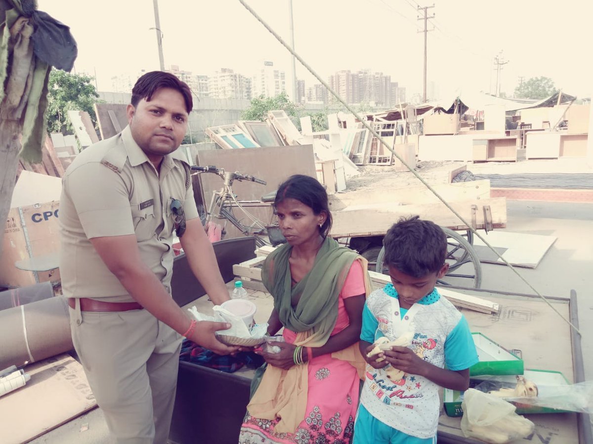 112UttarPradesh's tweet image. #गाजियाबाद-थाना खोड़ा अन्तर्गत 2-3 दिन से भूखे-प्यासे घर का रास्ता भटके ईधर-उधर भटक रहे एक बच्चे और उसकी मां को #PRV4773 (2W) ने खाना खिलाया और नंगे पैर होने पर उनको चप्पल और कुछ कपड़े दिलवाकर दोनो को उनके घर तक पहुंचाने में मदद की ! #HappyToServe @Uppolice @ghaziabadpolice