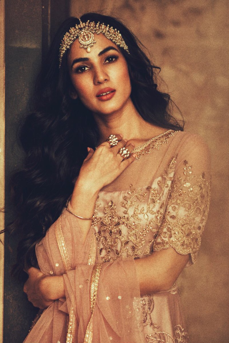 sonalchauhan7's tweet photo. Eid Mubarak everyone 🌙 https://t.co/yjtkHFMjBG