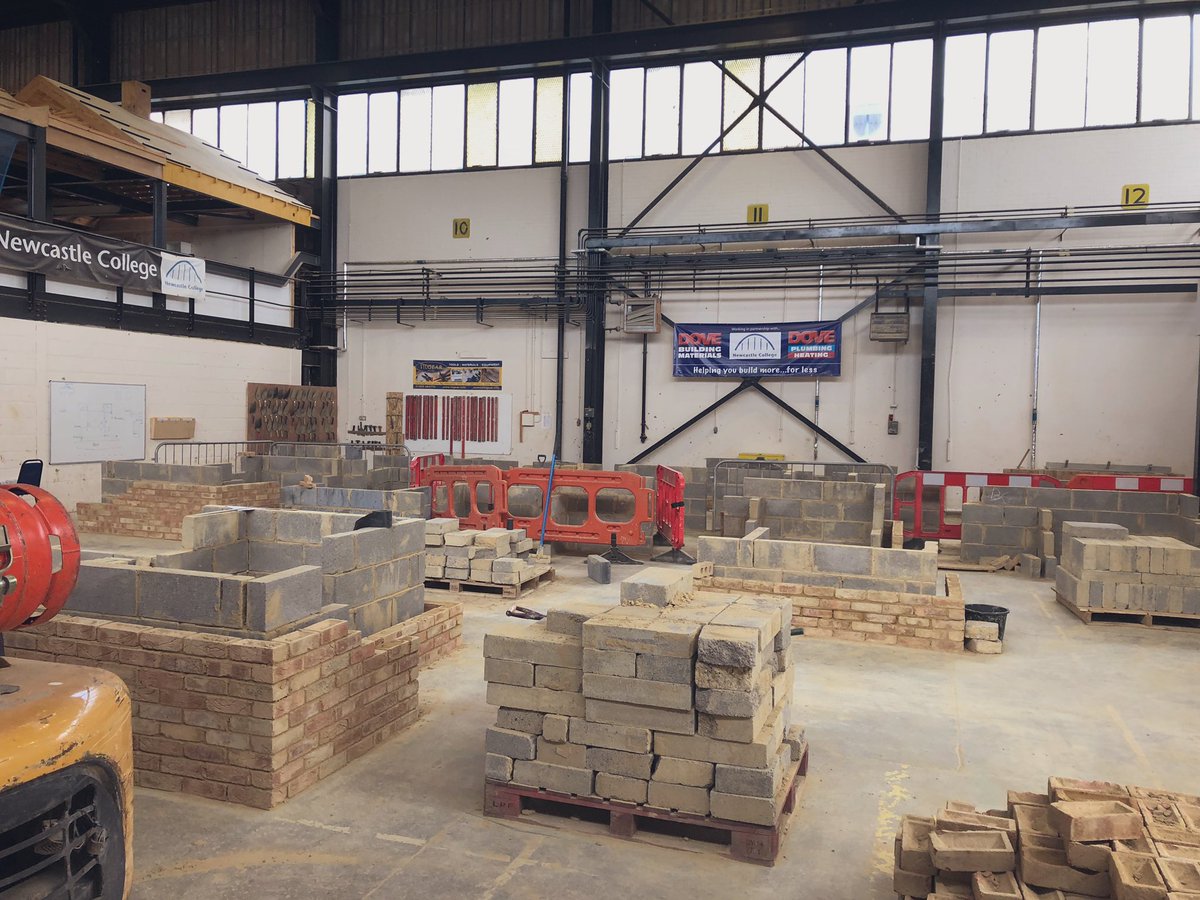 HannahIAC's tweet photo. Exciting morning with @ExcelsiorAcad Collingwood PBL learners experiencing the Construction Academy @NCLCollege linking it to their Sustainable Housing Project and what career and Further Education opportunities are available to them 👷🏽‍♀️👷🏾‍♂️🚧🧱#EducationChallenge https://t.co/hrhU6wH35d
