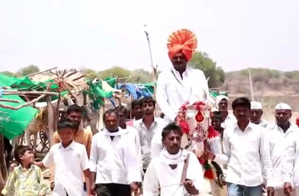 TV9Marathi's tweet photo. बीडमध्ये मुक्या प्राण्यांना आसरा देणाऱ्या छावणी चालकाची मिरवणूक
https://t.co/FLQHqys3mv
#FodderCamp #Beed #Drought https://t.co/b7xh43HnVT