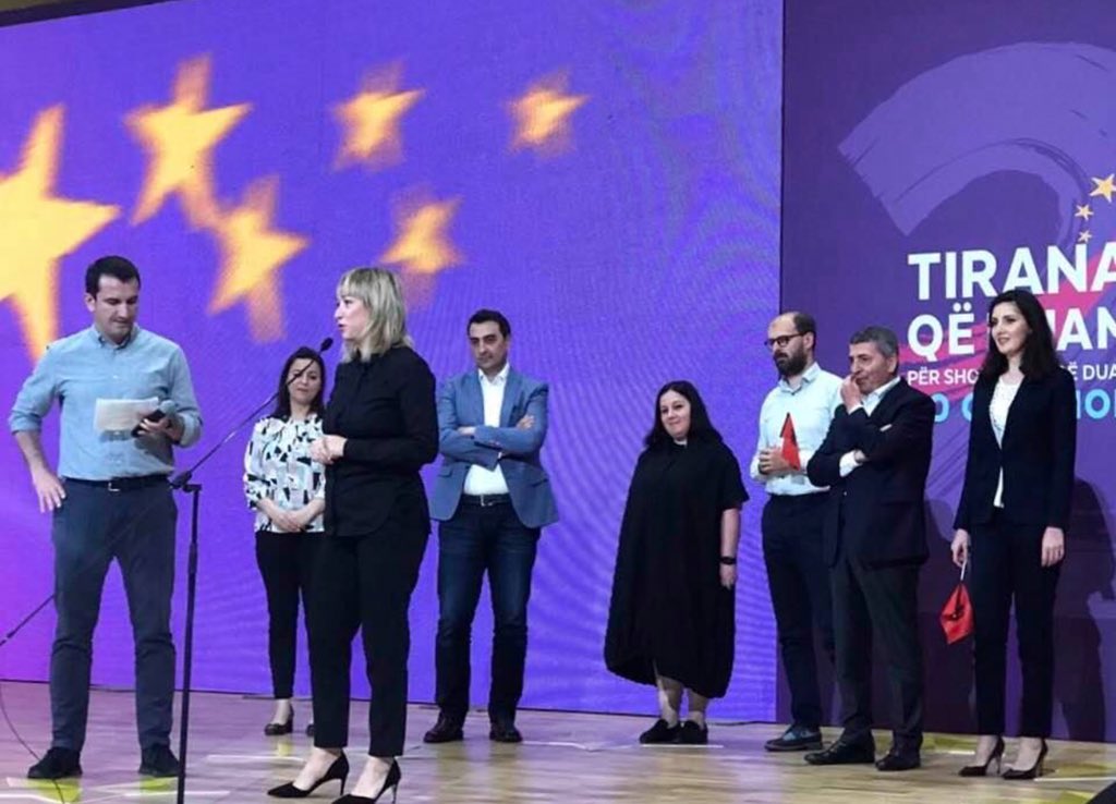 AldrinDalipi's tweet photo. Skuadra e re e keshilltareve bashkiake te Tiranes,energji pozitive.Eksperience e vecante ti sherbesh drejperdrejte qytetareve me pergjegjesi dhe transparence ne nivelin vendor ndaj mirepriten idete dhe propozimet e tyre per progresin tashme te pandalur te kryeqytetit🤝😊 https://t.co/LLimmicz08