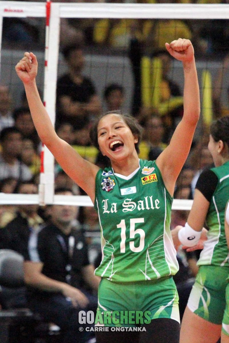 dearlasalle's tweet photo. Tin, ibabawi mo pa si ate Des at Lady Spikers diba? One more year pls 😢💚 https://t.co/dcwsFYER8G