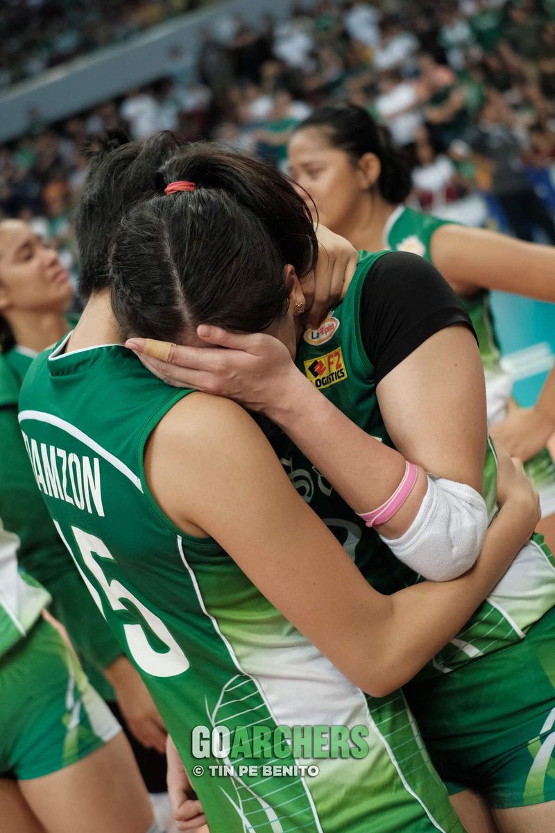 dearlasalle's tweet photo. Tin, ibabawi mo pa si ate Des at Lady Spikers diba? One more year pls 😢💚 https://t.co/dcwsFYER8G