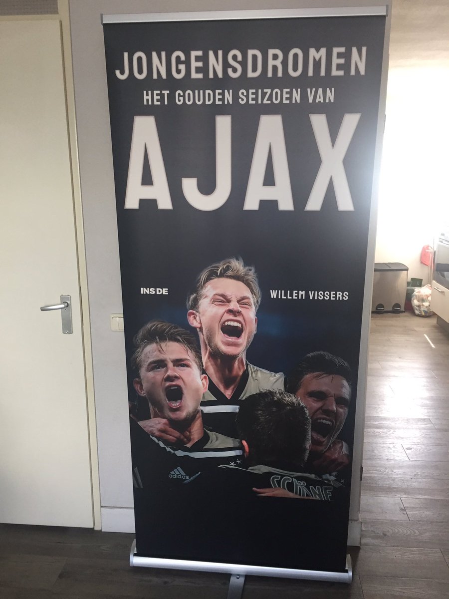 Gefeliciteerd, vriend <a href="/simonzwartkruis/">simon zwartkruis</a>. Van niets op 1 in #Bestseller60 met boek over <a href="/Memphis/">Memphis Depay</a>. Zelf zeer tevreden met stijging ‘Jongensdromen’ (over Ajax) van 24 naar 18. Derde druk toe. Dank lezers. Onder retweets verloot ik vrijdag drie gesigneerde exemplaren.