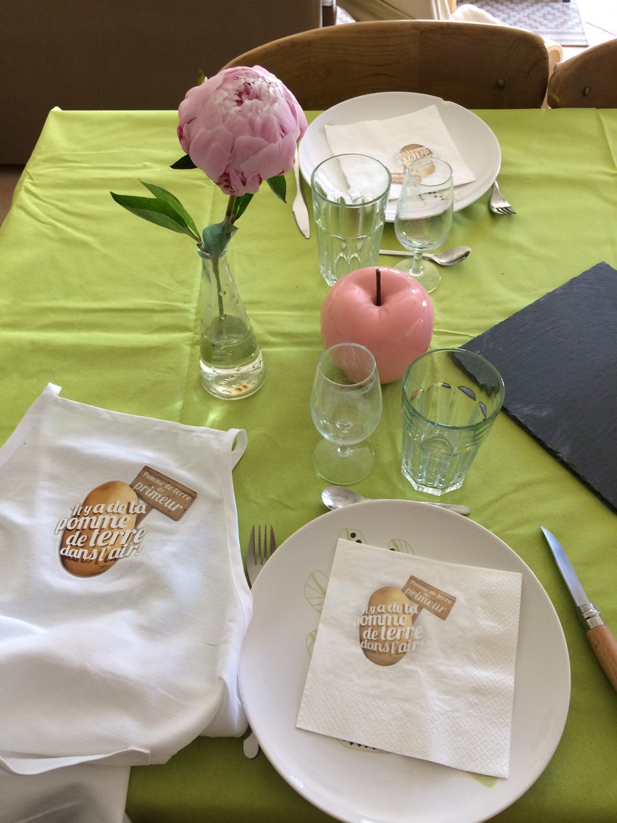 emilieconte's tweet photo. @GrooplayFR merci pour cette belle soirée entre amis autour de la pomme de terre primeur! Menu : apéritif et brochettes de tortilla à la 🥔 roquette et jambon cru, puis une salade composée avec des croquettes de 🥔 et mozzarella, puis 🥔sautées #dinerdefi #pommesdeterreprimeurs https://t.co/5N0Ds8JQnx