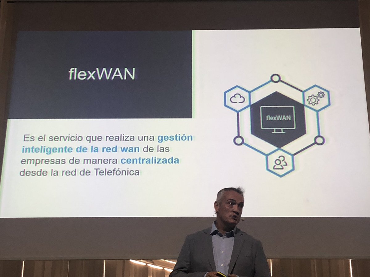 IngensNetworks's tweet photo. Nos introducen demo de SDN que ha creado @Telefonica con su solución propietaria conocida como #flexONE, plataforma donde podremos gestionar toda la capa de networking y priorización de traficos o despliegue de delegaciones de forma fácil e intuitiva @eglezcaso @diegorh #flexweek https://t.co/cZChvyBzHh
