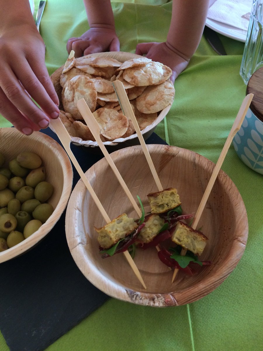 emilieconte's tweet photo. @GrooplayFR merci pour cette belle soirée entre amis autour de la pomme de terre primeur! Menu : apéritif et brochettes de tortilla à la 🥔 roquette et jambon cru, puis une salade composée avec des croquettes de 🥔 et mozzarella, puis 🥔sautées #dinerdefi #pommesdeterreprimeurs https://t.co/5N0Ds8JQnx