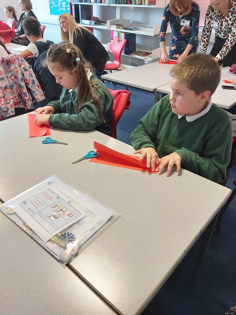 WPSYear4Melyn's tweet photo. Making Chinese lanterns @WillowtownPri https://t.co/qSrAztpVg3
