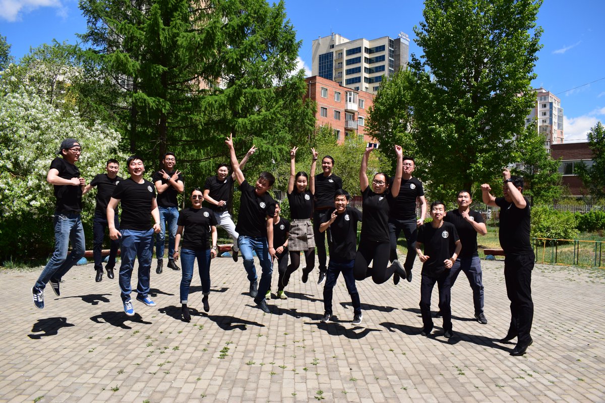 Хоёр жилийн өмнө Мазаалайг хөөрч байхад дөрөвүүлээ Японд ингээж зогсож байлаа. Өчигдөр Монголд ийм олуулаа болчихсон хоёр дахь хиймэл дагуулын төслөө танилцууллаа. Зарим нь бас Япон, Хятад, Тайланд улсуудад явж байгаа.