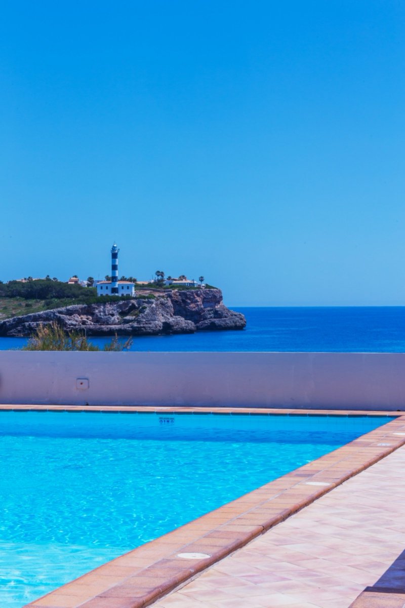 JS_Hotels's tweet photo. En #JSCapeColom además de broncearte y relajarte en nuestra zona exterior podrás disfrutar de unas maravillosas vistas del Faro de Porto Colom. https://t.co/CxNmGFLGbt
