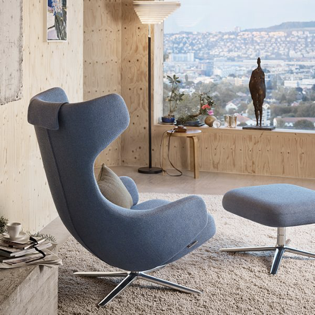 couch_potato_'s tweet photo. Sit down, put your legs up, and enjoy the @vitra Grand Repos and Ottoman. Buy the Grand Repos and Ottoman before 31/7 and get a £400 free #vitra #gift

please find more information below
https://t.co/ZooYTDF7BP https://t.co/lfqSI725kx