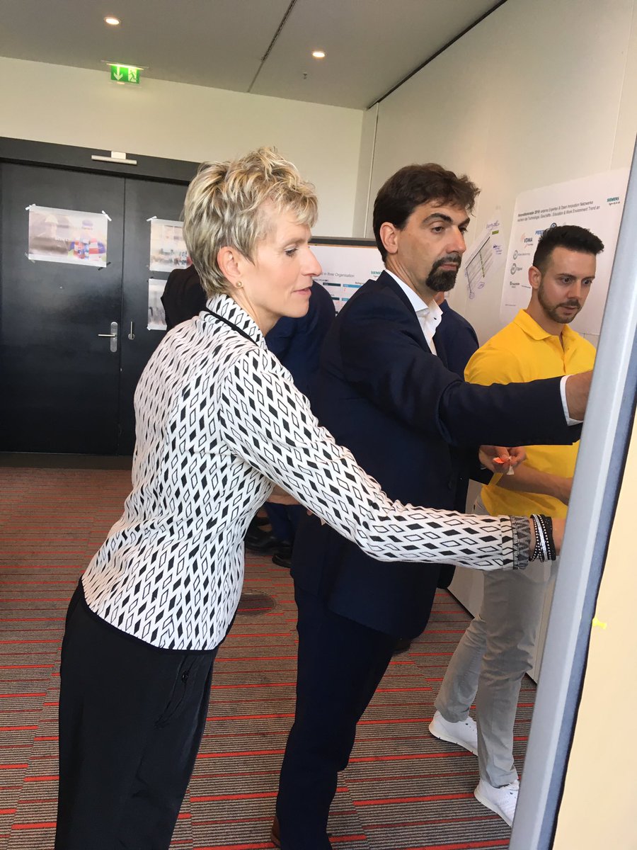 Super Engagement bei der Educational Session der#tskd19, Danke an alle RC-DE-Kolleginnen und Kollegen den Trendradar für unser Ausbildungs-Portfolio weiter zu entwickeln. #teamsiemens <a href="/thomas_leubner/">Thomas Leubner</a> <a href="/barbofstad/">Barbara Ofstad</a> @HoffelderChris @ck661978