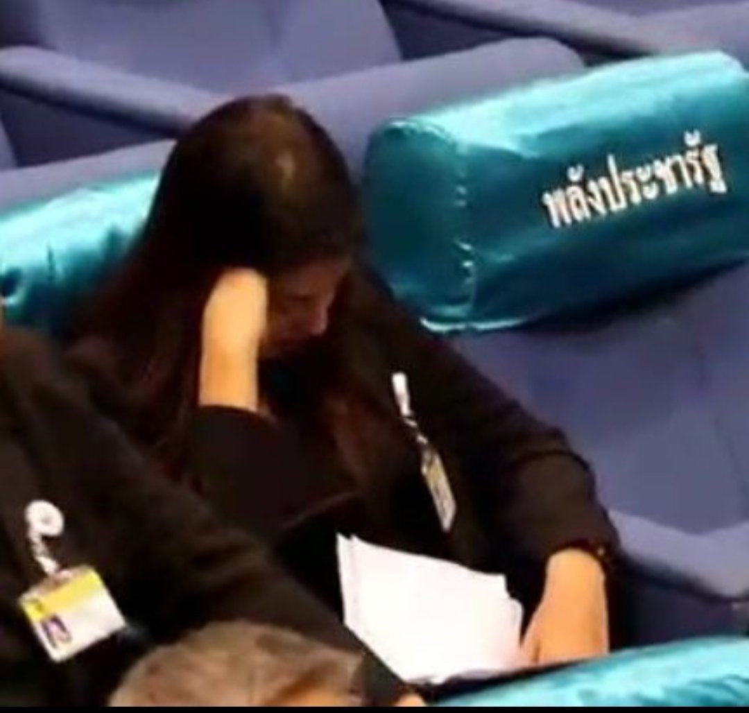 Arnupab9's tweet photo. คุณครูครับ​ เด็กหญิง​ #ปารีณา​ แอบหลับ​!!! 
#ตั้งรัฐบาล https://t.co/ypdQh3Pei4