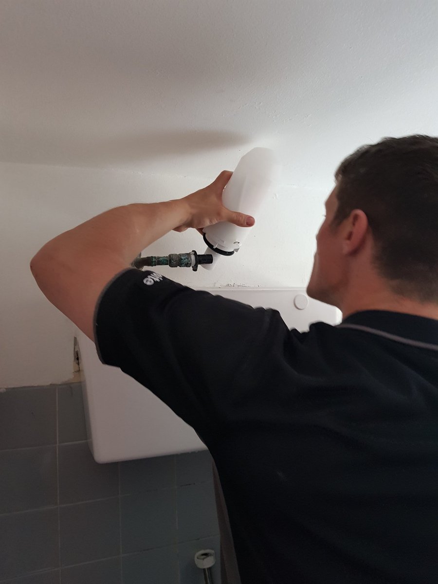 johnsonplumb01's tweet photo. Old  high level toilet cistern out and new one in. #BoilerCPR #GasEngineer #Plumber #Kent #LocalBusiness #Whitstable #kentplumber https://t.co/CHv9mRPJ6X