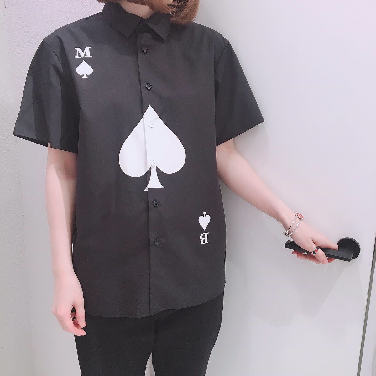 land_osaka's tweet photo. 【SPADE SHIRTS】
color:オフ/ブルーグレー/ブラック
発売前から注目の高かったアイテムが入荷しました♥️♠️♦️♣️
存在感のあるスペードマークにトランプカードのようなデザインのシンプルなシャツです🃏
.
#MILKBOY
#landbymilkboy
#playingcard
#spade
#shirts
#umada
#umedaest https://t.co/9He2QoLjFW