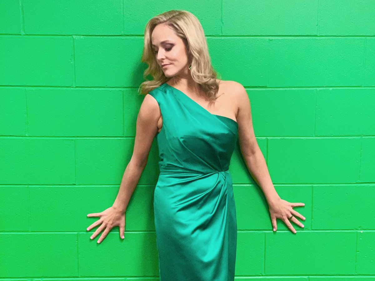 #CharlieAU star <a href="/LucyMaunder/">Lucy Maunder 🌈</a> on #Origin now! 🍫🍭 #NRL #QLDER #UpTheBlues
👗 Moss and Spy