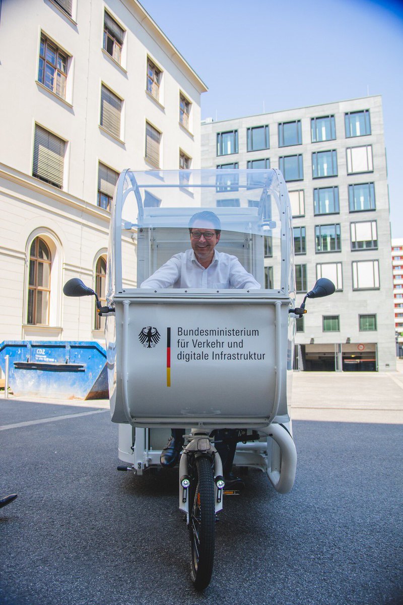 WAinetter's tweet photo. 20 Prozent des Lieferverkehrs in den Städten könnten per Lastenfahrrad abgewickelt werden. Die Poststelle des @BMVI nutzt seit heute ein Lastenfahrrad für kurze Wege - made in Germany. Unser erster Postbote hat bereits viel Spaß 😊 https://t.co/5aVDVKjATG