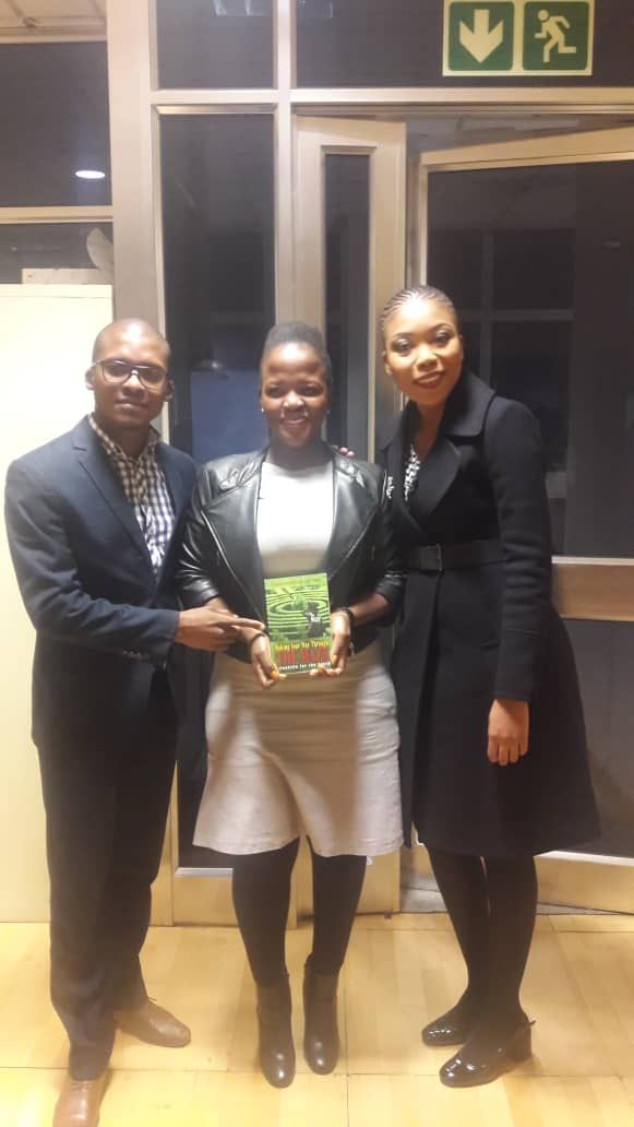 Sebilo_Books's tweet photo. This morning we sat down with author of Making Your Way Through the Maze, Galaletsang Dintsi and she shared with viewers her writing journey and her phenomenal book. 

Did you tune in? 

Copies of the book are available here at Sebilo. #LocalBookPick https://t.co/ngfnpjgcpk