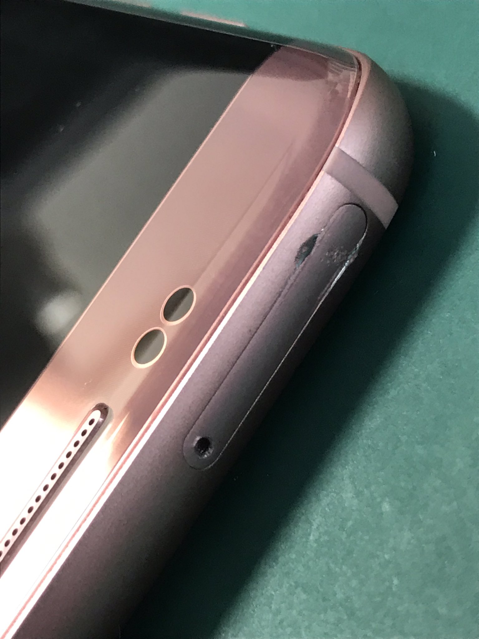 I Ss豊橋店スマホ修理ipad修理switch修理ガラスコーティング シムカードトレイの周りに傷へこみがあり抜けなくなってしまったとご相談がありました 傷へこみを修正してなんとかトレイを抜くことができ修理完了 どんな機種不具合でもご相談下さい I Ss