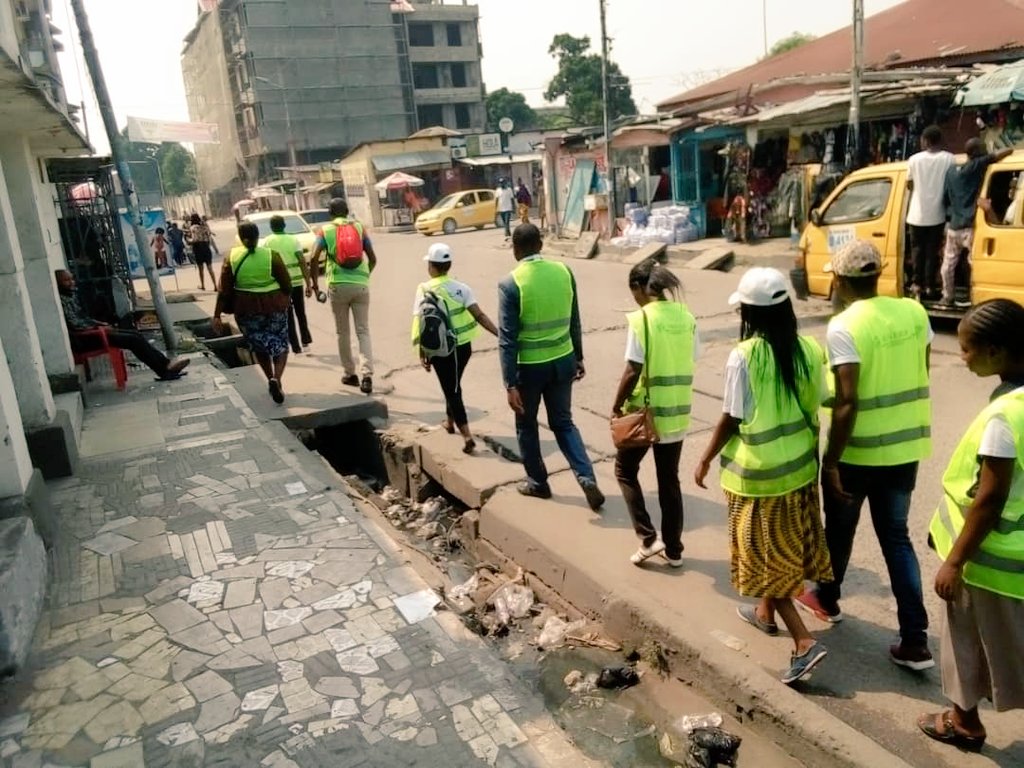 Hlcasbl's tweet photo. #environnementday sous le thème la polutin de l'aire. Les jeunes #Kinshasa marchent contre l'exploitation du pétrole dans le parc virunga et salongo #AfrikaVuka @350Africa @ZER0_missions @PNUDRDC #WorldEnvironmentDay @GoFossilFree @UNEnvironment @GcuCsayn @ninteretse https://t.co/PmNVi02r3I