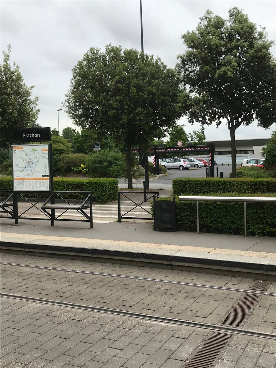 MaartenMatienko's tweet photo. #Nantes Vandaag enkele van de 58 P&amp;R parkings getest. Ze liggen werkelijk in het verlengde van de tramhalte en zijn gratis of combineerbaar met ticket of abonnement. Tram verliest geen tijd aan kruispunten. Top doorstroming. Voorbeeld voor Vlaamse steden! https://t.co/lrDXIl0byf