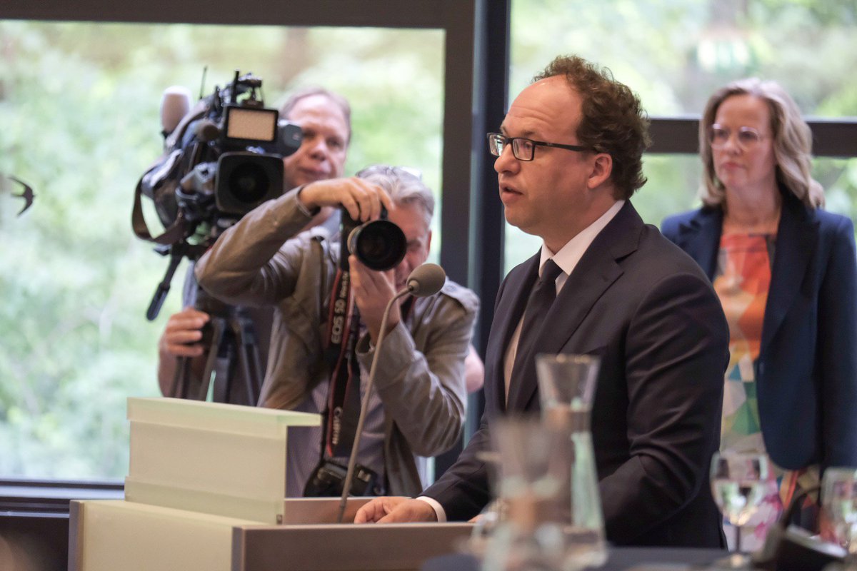 .<a href="/wkoolmees/">Wouter Koolmees</a> tijdens de persconferentie van <a href="/SER_NL/">Sociaal-Economische Raad (SER)</a>: ‘Wij hebben een principeakkoord gesloten. Een evenwichtig akkoord voor een toekomstbestendig en meer persoonlijk pensioenstelsel met perspectief voor jong en oud. Een akkoord dat past in de rijke traditie van de polder.'