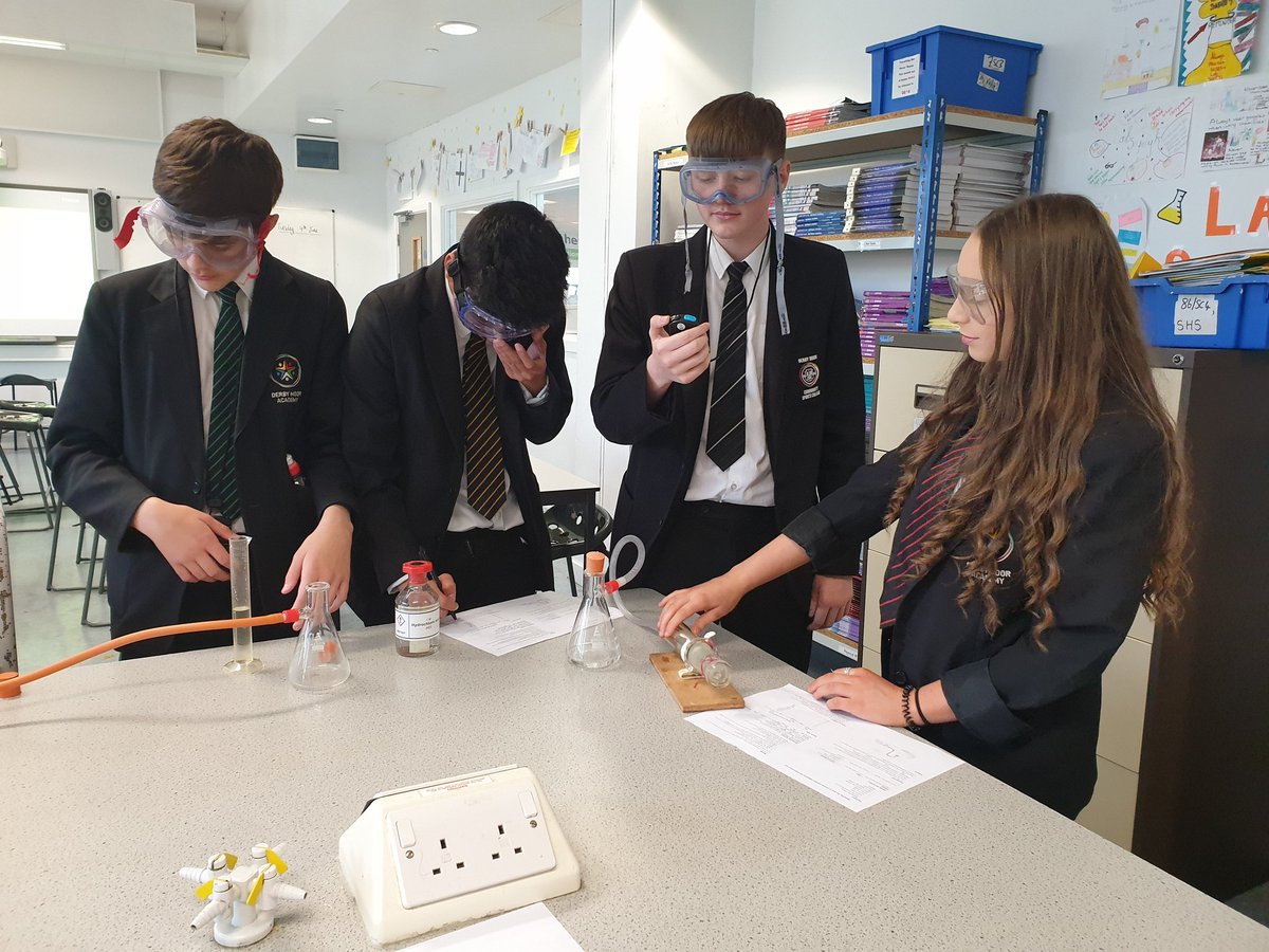 MrsBasutaDMA's tweet photo. Year 10s reacting magnesium with hydrochloric acid 👨🏻‍🔬👩🏽‍🔬 #RatesOfReaction #PracticalsInScience #Year10 #GasSyringes #Science @Dmascience1 https://t.co/mDC9nHRn3H