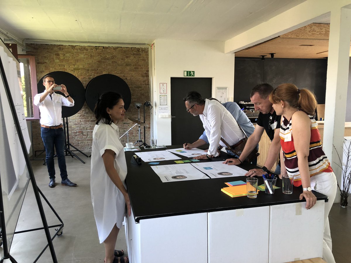 alecmcint's tweet photo. Bei #NewWork geht es nicht nur um Freiräumen für Experimente, eigenes Handeln. Auf der #LearningJourney #dwb19 arbeiten wir mit dem @Team_BITMARCK auch am Thema physischer #Raum - Freiraum für neues Denken und Handeln.

Gute Einblicke dank der @academy_dan 🙏 https://t.co/fOn3XhpSCI