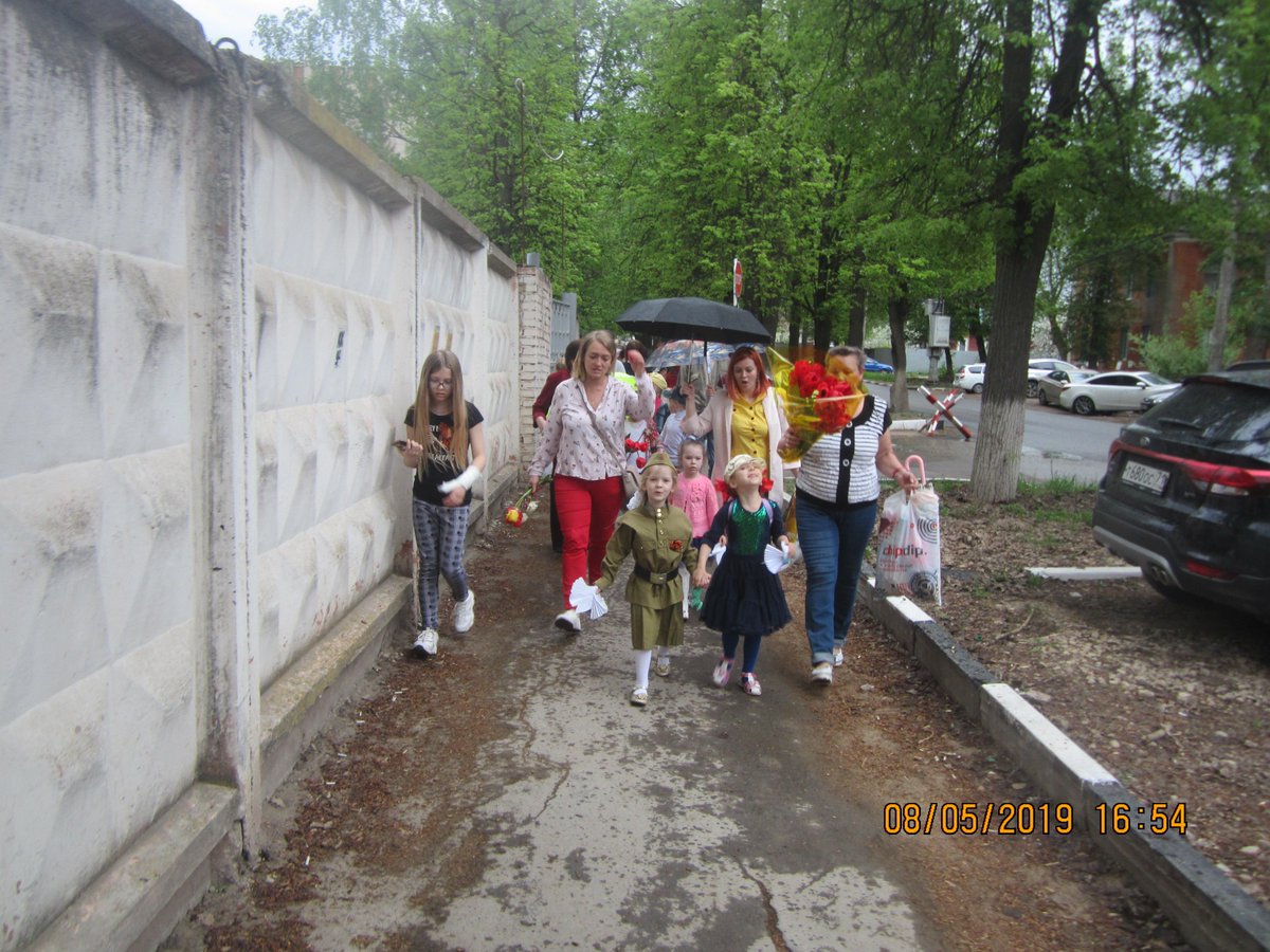 MDOY79_'s tweet photo. В знак благодарности, продолжая традиции нашего народа 8 мая воспитанники, родители и педагоги учебного корпуса № 4 МБОУ  ЦО № 42 возложили цветы к Вечному огню. 
                           Вечная память героям! Вечная благодарность потомков! С ДНЕМ ВЕЛИКОЙ ПОБЕДЫ! https://t.co/CBoHlWyYX4
