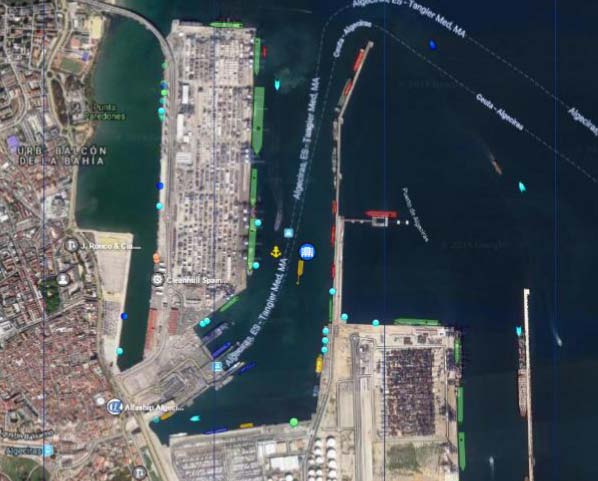⚓️ Muelle lleno este mediodía en el Puerto de #Algeciras con 9 portacontenedores que suman más de 2 kilómetros de esloras operando ahora en las terminales, via <a href="/MarineTraffic/">MarineTraffic</a> #Norshipping