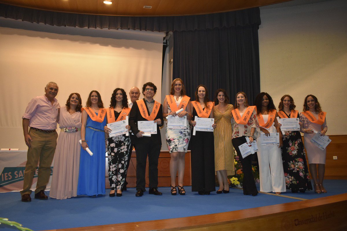 IESSanSebastian's tweet photo. Ayer se graduaron los ciclos formativos de FP de grado medio y superior del IES San Sebastián y se otorgaron los premios a los mejores expedientes de la actual promoción.  El acto estuvo presentado por nuestra compañera Charo Santos y nuestro Orientador Antonio Jiménez. https://t.co/jGJvhNcJHj