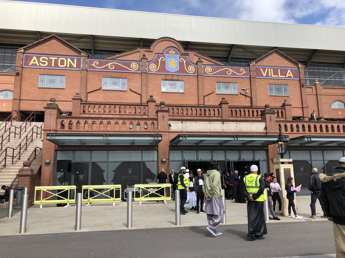 WaseemZaffar's tweet image. Had the privilege of reading Eid-Ul-Fitr namaz at the home of my beloved @AVFCOfficial. Thank you to @ShaykhAslam and his team for organising a fantastic #EidFest and giving me the honour of being introduced to the Imam of Masjid al- Aqsa. 
#EidMubarak