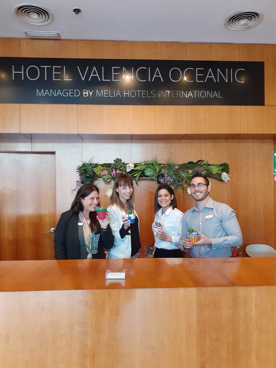 ValenciaOceanic's tweet photo. Hoy #DiaMundialDelMedioAmbiente, el #equipo de @ValenciaOceanic hemos decorado, plantado y cuidado plantas para entragar a nuestros clientes. Cuidamos de la #Naturaleza y protegemos la vida. @margonz19978383 @TomasFranquet @MeliaHotelsInt @TrypHotels @guilleca_2001 @rebesuarezr https://t.co/bCojSpux3s