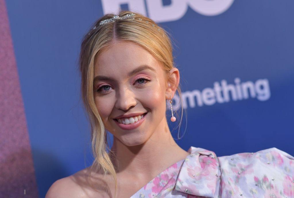 SydneySweeneyIT's tweet photo. #NEW Sydney Sweeney arrives at the LA Premiere Of HBO's "Euphoria" at The Cinerama Dome on June 4, 2019 in Los Angeles, California.

@sydney_sweeney #EmalineAddario #EverythingSucks #EdenSpencer #TheHandmaidsTale #Euphoria #Cassie https://t.co/i4SxLpbGad