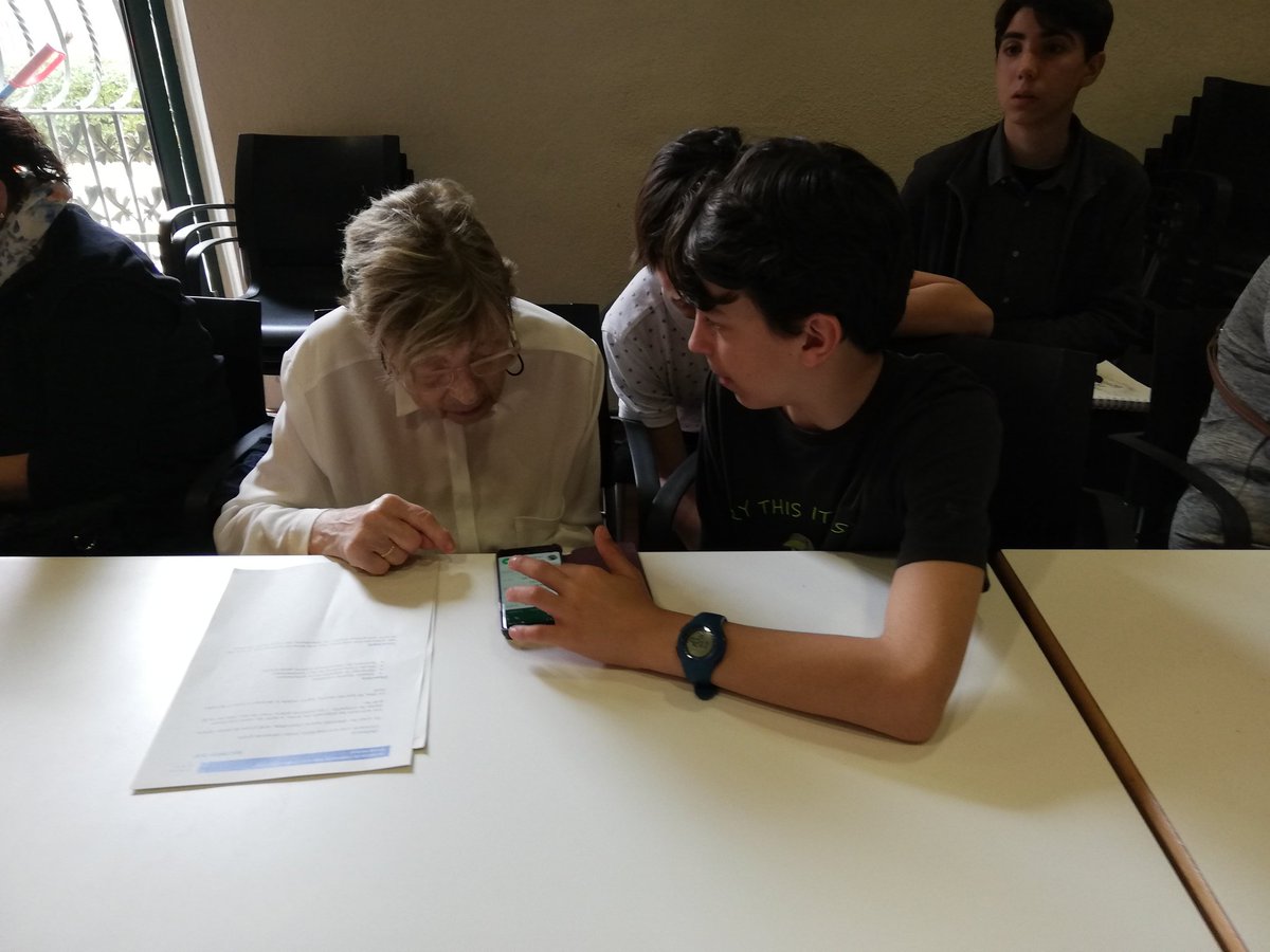 RosaCasas_'s tweet photo. La màgia de compartir amb algú d'una altra edat.  #somdelhoritzo @EscolaHoritzo #compartiresviure #vivencies #transformemleducació https://t.co/gQwq62Yw3x