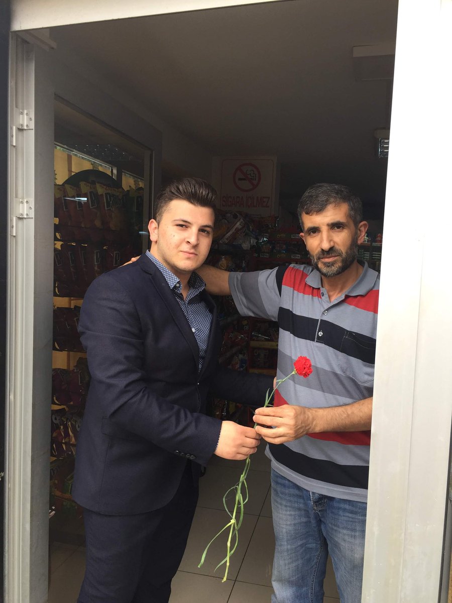 Sevgi, saygı, mutluluk,  samimiyet  

Ehl-i aşka müptelayım(tutkunum) nemelazım kâr benim, 
Mal ve mülküm yoktur amma kanaatim var benim.”  
diyerek, çok kazanma hırsı yerine kanaatkarlık ile ticari ve vicdani ahlakımızı üstün vasıflara dönüştürebilir bir esnafmız var bizim.