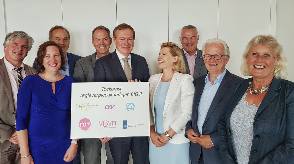 Minister Bruins viert met <a href="/VenVN/">V&VN</a>, bonden en zorgwerkgevers aankomend wetsvoorstel BIG II. Hiermee introduceren we het nieuwe beroep van regieverpleegkundige. Voor meer duidelijkheid op de werkvloer en betere patiëntenzorg. rijksoverheid.nl/actueel/nieuws…