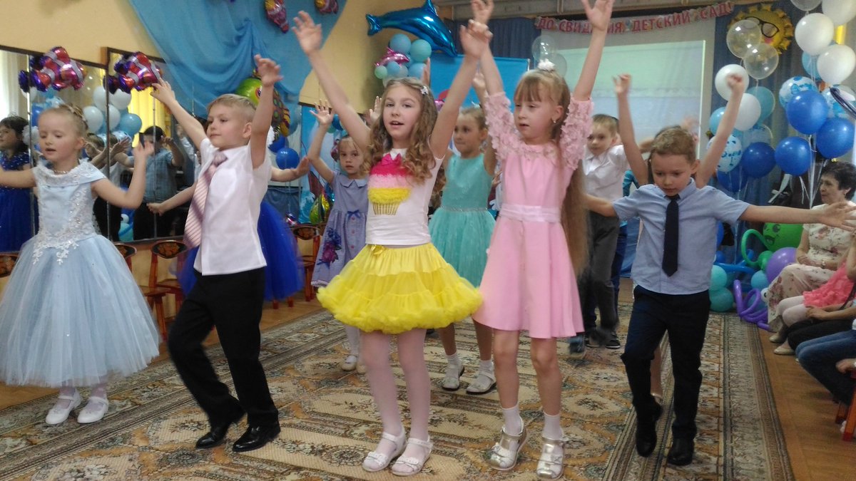 MDOY79_'s tweet photo. 31 мая в учебном корпусе №4 прошел очень трогательный выпускной вечер, немного грустный, но наполненный радостью от того, что первый жизненный этап уже пройден, и впереди ждет увлекательные путешествие на школьном корабле знаний .  Желаем нашим выпускникам  успехов в учебе! https://t.co/JcFHXzRoun