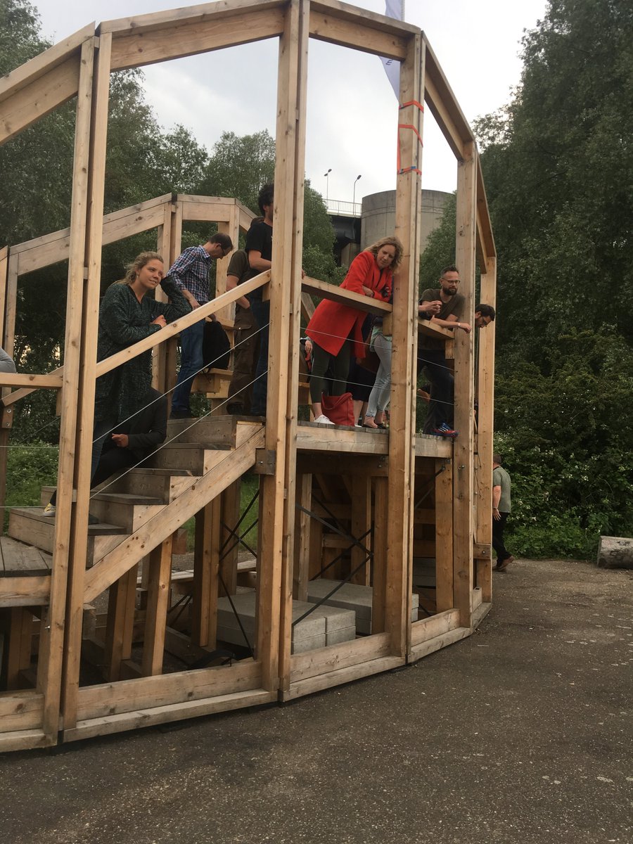 De Maaskijker is officieel geopend! Gisteren was er een feestelijke opening en werd de Straatkijker omgedoopt tot Maaskijker. Ook nieuwsgierig? Kom binnenkort ook eens kijken wat er allemaal te zien is vanaf de Maaskijker!