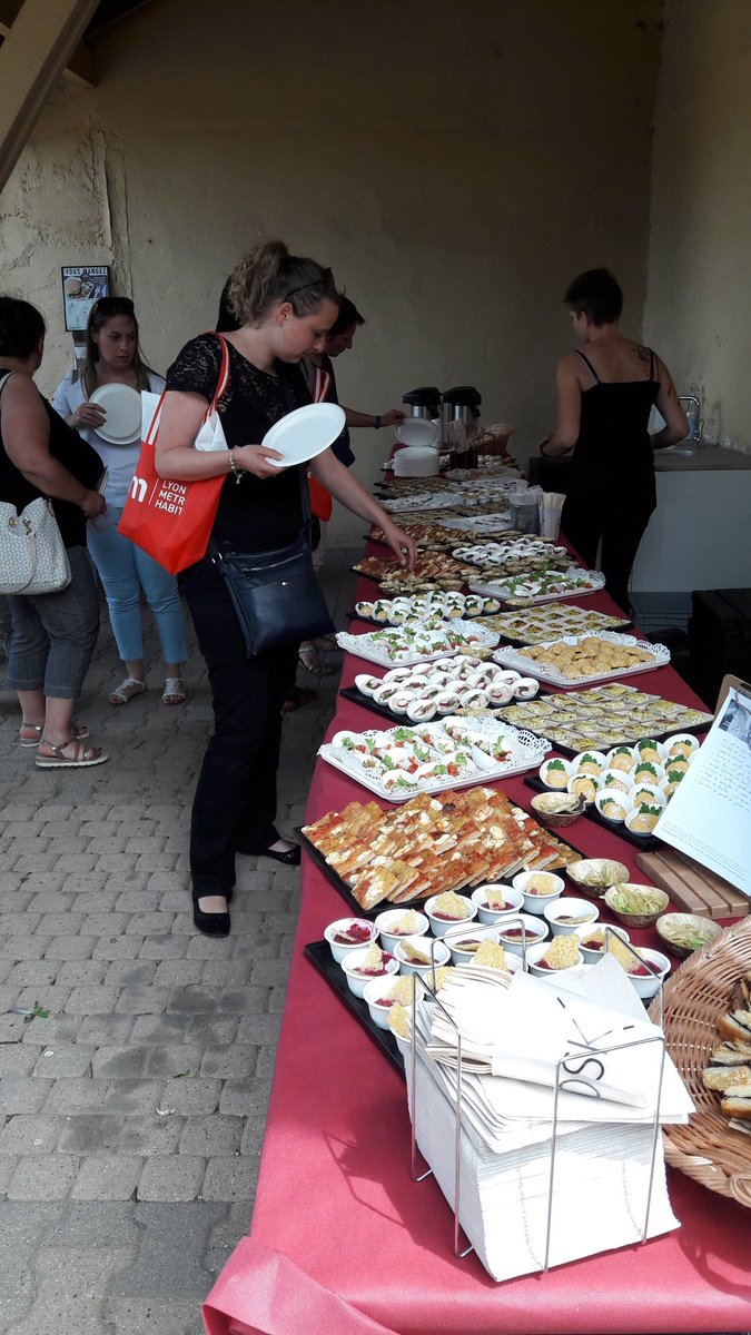 LMHabitat's tweet photo. Pause gourmande pour les visiteurs du @ishf2019 avec la @lacuisineitinerante https://t.co/7z2wpA6k0H