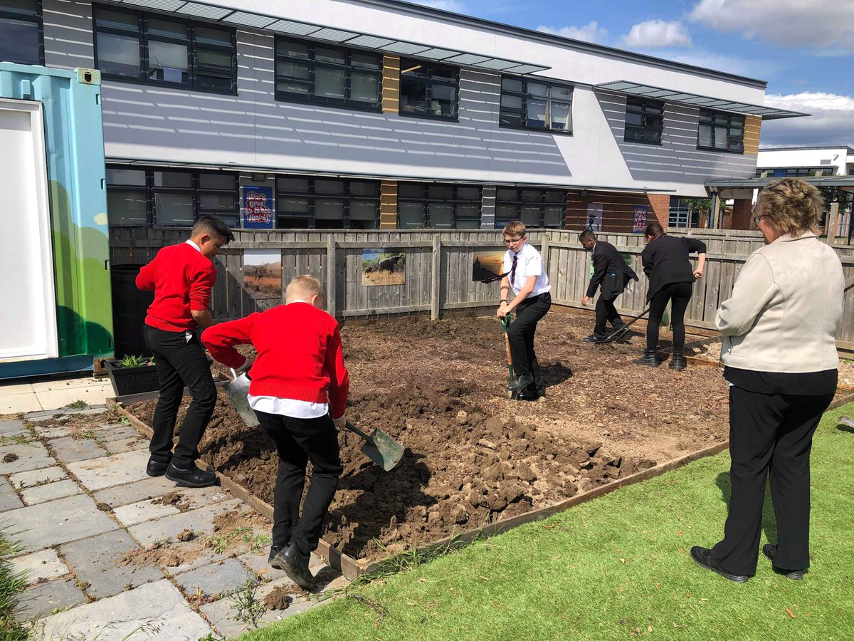 Preparing the ground at @AcklamGrange for a wildflower & vegetable patch!! 
This lot are such hard workers, we are proud to call them one planet pioneers!! 
#OwningIt #SustainableSchool #GreenAction #StrongerTogether #OutsideLearning #WeAreMiddlesbrough @OBrightFuture