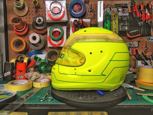 Radok1's tweet photo. Una vez puestas las cintas vamos a pintar 🎨
#customhelmetpainting #helmetartists #racehelmet #karting #fluor #workinprogress #yellowlicious #yellow #fluorescent #motorsport #arai #sk6 #bcnpaint #bcndisseny #art #artwork #aerografia #airbrush https://t.co/dnD5HbgLaY https://t.co/KJqjQWHZlS